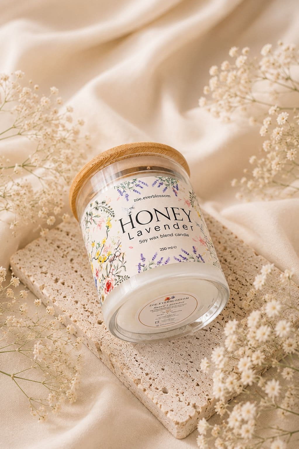 Honey Lavender Clear 250ml tampak miring di atas batu dekoratif